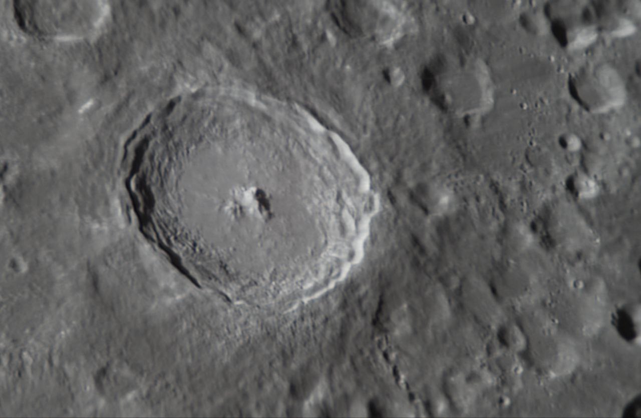 Borde craterizado de la luna