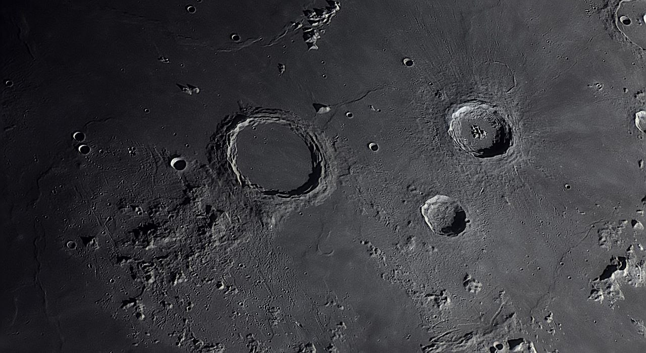 Foto de la luna tras la ladera nocturna
