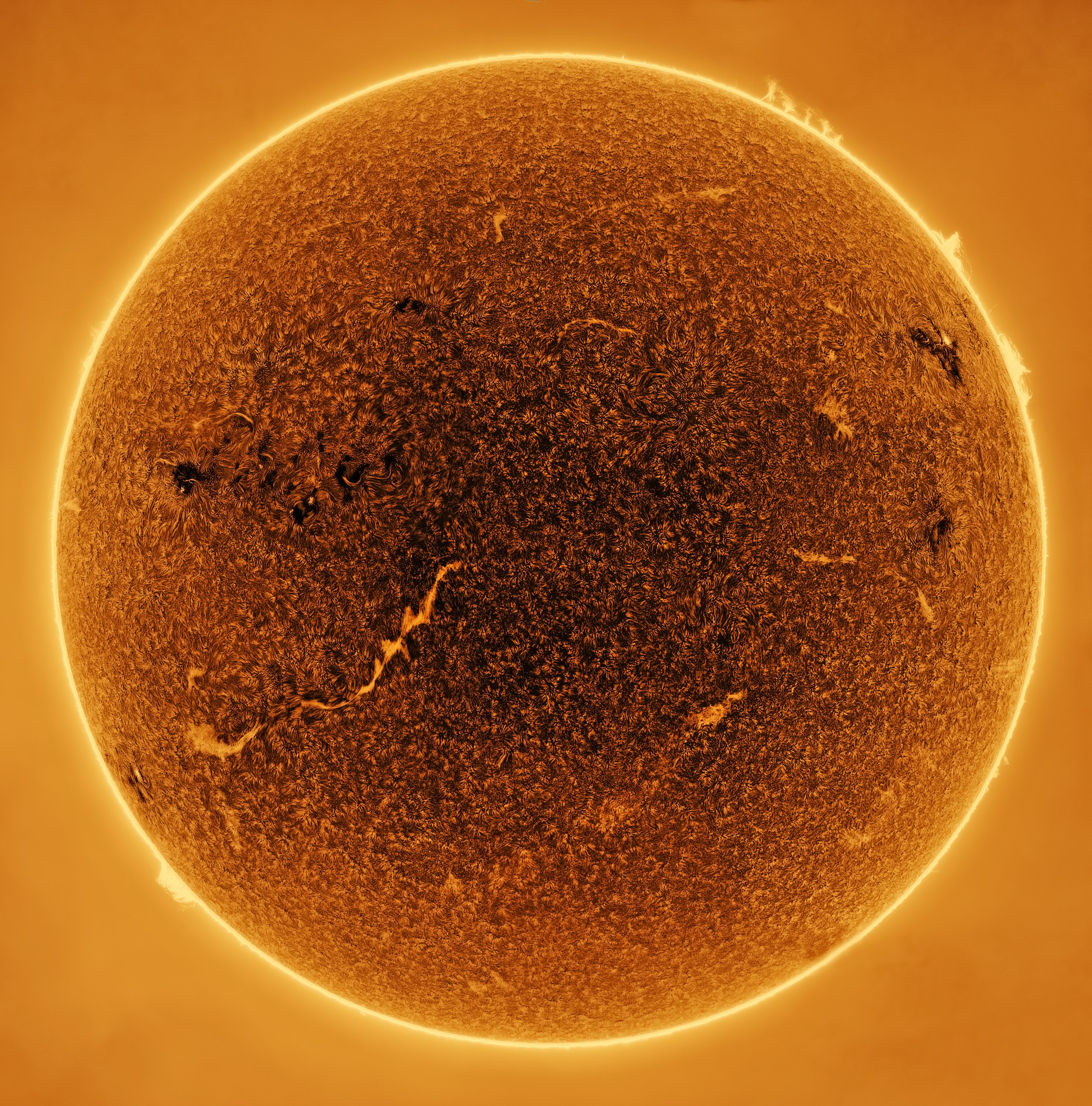 Cientos de socios durante una observación nocturna en la montaña